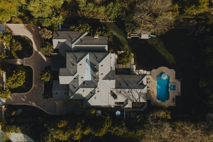 een luchtfoto van een huis in het bos